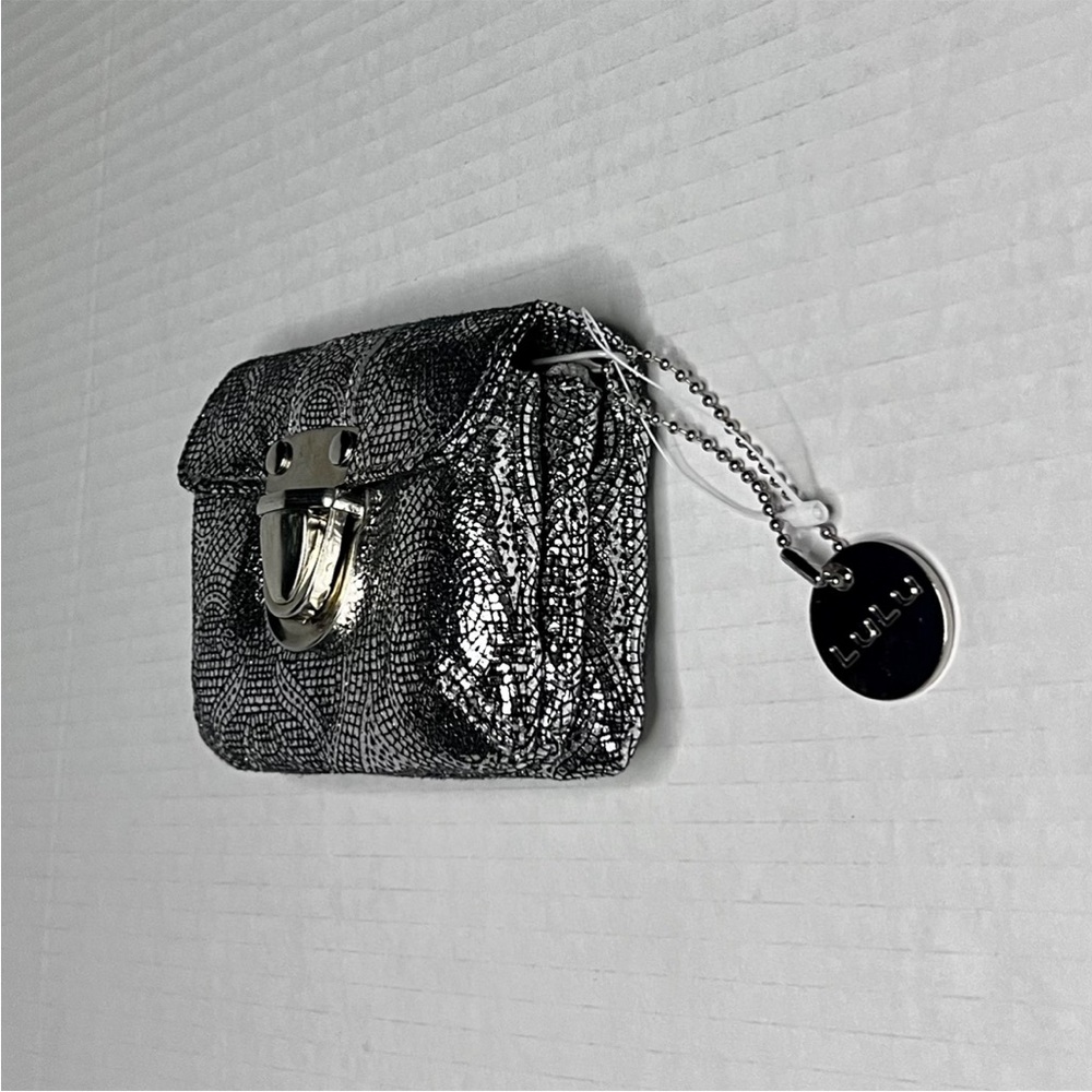 Lulu’s Metallic Wallet - Picture 9 of 13